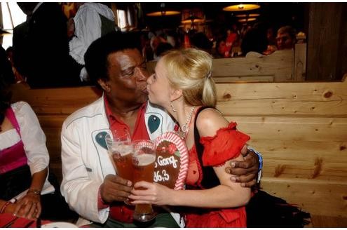 Seine musikalischen Erfolge liegen schon etwas länger zurück, frisch dagegen ist das Liebesglück: Roberto Blanco knutschte mit Freundin Luzanndra Strassburg auf der Wiesn.