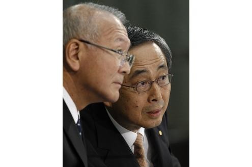 Pioniere in Sachen Hybridautos sind die Asiaten, vor allem Toyota. Das Engagement in Sachen Umwelt hilft den Japanern aus der Imagekrise durch die defekten Bremssysteme. Vor einigen Jahren wurden Toyota-Vizepräsident Yoichiro Ichimaru (r.) und seine Kollegen...