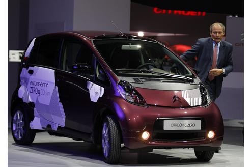 ...Citroën seine Elektromodelle von Mitsubishi. Frederic Banzet, Chef-Manager der französischen Autoherstellers, kommt hier einem der umweltfreundlichen Modelle vorgefahren. Selbst entwickelt haben Citroën und Peugeot stattdessen Hybride mit Diesel statt Benzinmotor als Ergänzung zum Elektroantrieb.