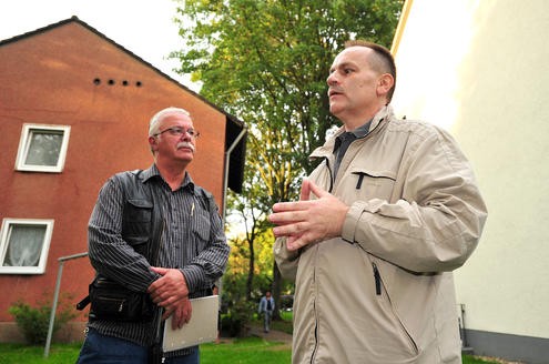 Karl-Heinz Schempershauwe und Klaus Arnecke (li.) von der Hasseler-Annington-Mieterinitiative kennen solche Probleme. Sie versuchen immer wieder, den Mietern zu helfen im Streit mit der Wohnungsgesellschaft.