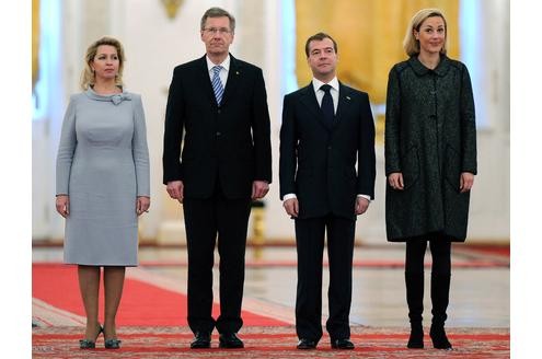 Bettina Wulff ist die jüngste Bundespräsidenten-Gattin Deutschlands. Sie lacht gern, sie scheint ein fröhlicher Mensch zu sein. Das ist zwar sehr erfrischend - leider passt es nur nicht immer: Schelmhafter Blick, Stiefelchen und ein kurzer Mantel, damit sammelte Bettina Wulff...