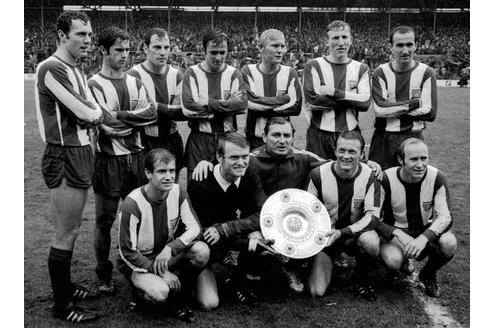 Die legendäre Mannschaft des FC Bayern München, hinten v. li.: Franz Beckenbauer, Gerd Müller, Franz Roth, Gustl Starek, Helmut Schmidt, Hans-Georg Schwarzenbeck; vorn: Peter Pumm, Torwart Sepp Maier, Trainer Branko Zebec, Werner Olk, Dieter Brenninger.