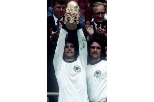 Die feier: Gerd Müller präsentiert den Pokal mit Wolfgang Overath.