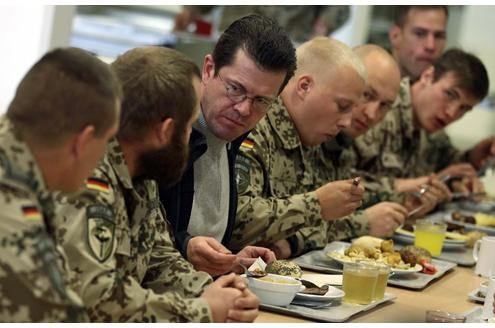Bundesverteidigungsminister Karl-Theodor zu Guttenberg (CSU) und seine Ehefrau Stephanie in Afghanistan.