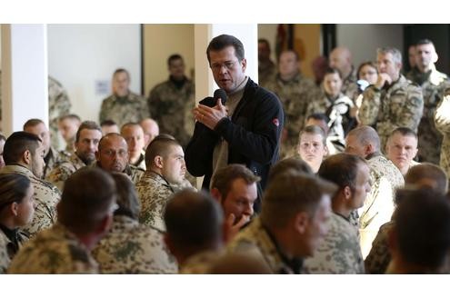 Bundesverteidigungsminister Karl-Theodor zu Guttenberg (CSU) und seine Ehefrau Stephanie in Afghanistan.