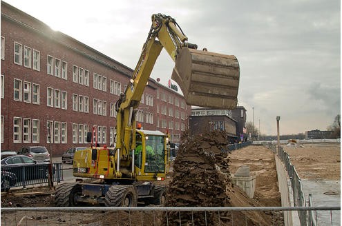 Zwischenzeitlich wurde die Bahnhofsplatte eingebettet.