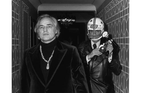 Mit Helm zur Arbeit: Ron Galella verfolgte den gewohnt schlagkräftigen Marlon Brando 1974 bis ins Hotel. Foto: Ron Galella, Ltd. 