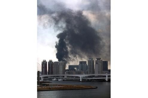 ...Dunkle Rauchwolken steigen über den Hochhäusern in Tokio auf. Aus der Stadt werden zahlreiche Brände gemeldet...