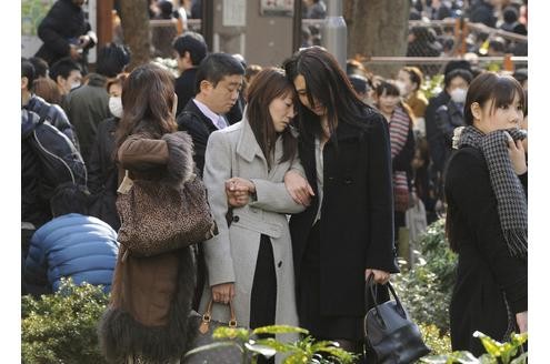 Shinjuku Central Park in Tokio: Geschockte Menschen trösten sich gegenseitig.