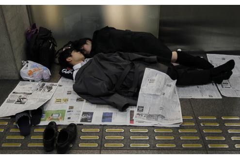 Gestrandete Menschen in Japan.