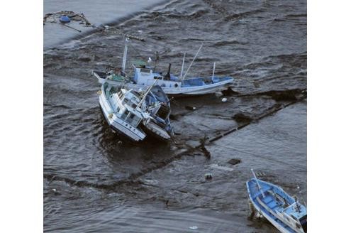 In Orai liegt ein Fischerboot auf der Seite.