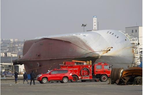 In der Hafenstadt Hachinohe liegt ein großes Boot auf der Seite, anderswo in der Stadt...