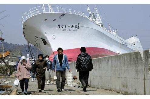 Die Menschen aus dem Ort sehen sich das Schiff aus der Nähe an.