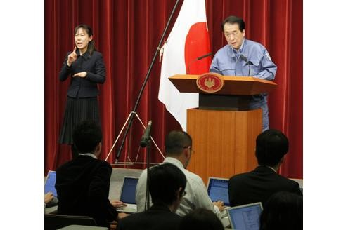 Auch Japans Premierminister Naoto Kan tritt Dienstagmorgen in Tokio vor die Presse. Er warnt die Bevölkerung vor gefährlicher atomarer Strahlung . . . aus dem zerstörten Kraftwerk. Im Umkreis von 20 km rund um Fukushima sollen die Menschen in den Häusern bleiben.