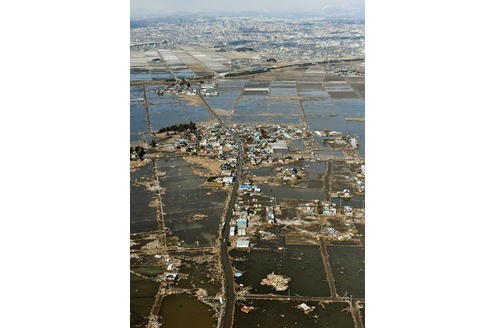 Eine Woche nach dem Tsunami steht in Sendai immer noch vieles unter Wasser.