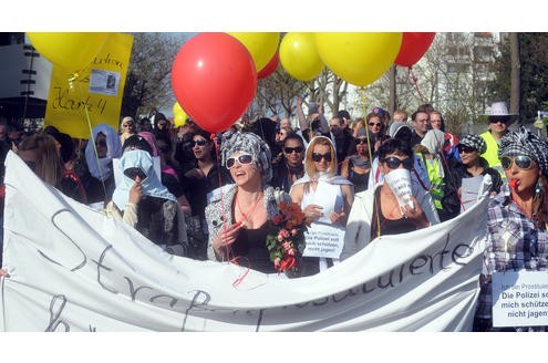 Der Marsch der Huren führte die demonstrierenden Prostituierten zum Rathaus Dortmund. Foto: Ralf Rottmann