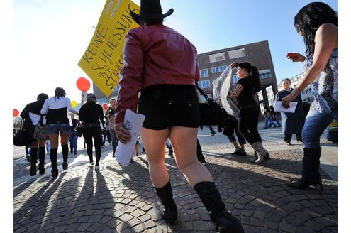 Die Prostituierten vom Straßenstrich Ravensberger Straße demonstrierten am Donnerstag, 24. März 2011, gegen die Schließung des Straßenstrichs. Sie zogen in einem Demonstrationszug bis zum Rathaus auf dem Friedensplatz. Foto: Franz Luthe 