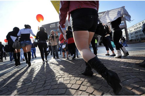 Die Prostituierten vom Straßenstrich Ravensberger Straße demonstrierten am Donnerstag, 24. März 2011, gegen die Schließung des Straßenstrichs. Sie zogen in einem Demonstrationszug bis zum Rathaus auf dem Friedensplatz. Foto: Franz Luthe 