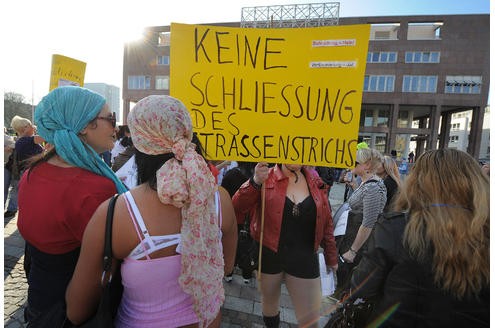 Die Prostituierten vom Straßenstrich Ravensberger Straße demonstrierten am Donnerstag, 24. März 2011, gegen die Schließung des Straßenstrichs. Sie zogen in einem Demonstrationszug bis zum Rathaus auf dem Friedensplatz. Foto: Franz Luthe 