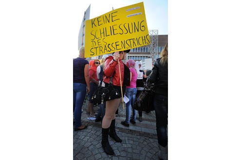 Die Prostituierten vom Straßenstrich Ravensberger Straße demonstrierten am Donnerstag, 24. März 2011, gegen die Schließung des Straßenstrichs. Sie zogen in einem Demonstrationszug bis zum Rathaus auf dem Friedensplatz. Foto: Franz Luthe 