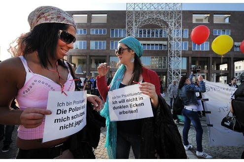 Die Prostituierten vom Straßenstrich Ravensberger Straße demonstrierten am Donnerstag, 24. März 2011, gegen die Schließung des Straßenstrichs. Sie zogen in einem Demonstrationszug bis zum Rathaus auf dem Friedensplatz. Foto: Franz Luthe 