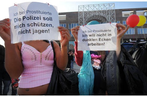 Die Prostituierten vom Straßenstrich Ravensberger Straße demonstrierten am Donnerstag, 24. März 2011, gegen die Schließung des Straßenstrichs. Sie zogen in einem Demonstrationszug bis zum Rathaus auf dem Friedensplatz. Foto: Franz Luthe 