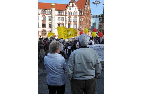 Die Prostituierten vom Straßenstrich Ravensberger Straße demonstrierten am Donnerstag, 24. März 2011, gegen die Schließung des Straßenstrichs. Sie zogen in einem Demonstrationszug bis zum Rathaus auf dem Friedensplatz. Foto: Franz Luthe 