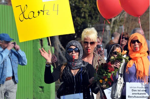 Eine kleine Anzahl der auf dem Dortmunder Straßenstrich arbeitenden Prostituierten, Mitarbeiterinnen der Beratungsstelle Kober und weitere Sympathisanten, demonstrierten am 24. 03.2011 mit einem Protestmarsch von der Ravensberger Straße in der Dortmunder Nordstadt bis vor das Rathaus am Friedensplatz gegen die geplante Schließung des Straßenstrichs.