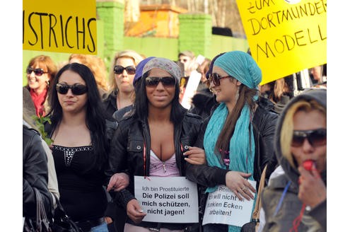 Eine kleine Anzahl der auf dem Dortmunder Straßenstrich arbeitenden Prostituierten, Mitarbeiterinnen der Beratungsstelle Kober und weitere Sympathisanten, demonstrierten am 24. 03.2011 mit einem Protestmarsch von der Ravensberger Straße in der Dortmunder Nordstadt bis vor das Rathaus am Friedensplatz gegen die geplante Schließung des Straßenstrichs.