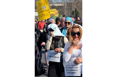 Eine kleine Anzahl der auf dem Dortmunder Straßenstrich arbeitenden Prostituierten, Mitarbeiterinnen der Beratungsstelle Kober und weitere Sympathisanten, demonstrierten am 24. 03.2011 mit einem Protestmarsch von der Ravensberger Straße in der Dortmunder Nordstadt bis vor das Rathaus am Friedensplatz gegen die geplante Schließung des Straßenstrichs.