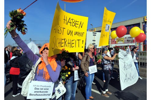 Eine kleine Anzahl der auf dem Dortmunder Straßenstrich arbeitenden Prostituierten, Mitarbeiterinnen der Beratungsstelle Kober und weitere Sympathisanten, demonstrierten am 24. 03.2011 mit einem Protestmarsch von der Ravensberger Straße in der Dortmunder Nordstadt bis vor das Rathaus am Friedensplatz gegen die geplante Schließung des Straßenstrichs.