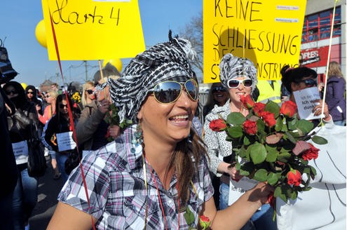 Eine kleine Anzahl der auf dem Dortmunder Straßenstrich arbeitenden Prostituierten, Mitarbeiterinnen der Beratungsstelle Kober und weitere Sympathisanten, demonstrierten am 24. 03.2011 mit einem Protestmarsch von der Ravensberger Straße in der Dortmunder Nordstadt bis vor das Rathaus am Friedensplatz gegen die geplante Schließung des Straßenstrichs.