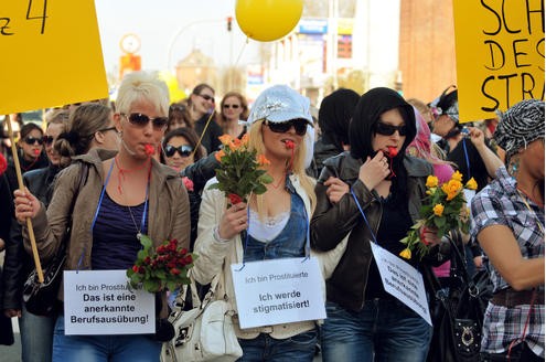 Eine kleine Anzahl der auf dem Dortmunder Straßenstrich arbeitenden Prostituierten, Mitarbeiterinnen der Beratungsstelle Kober und weitere Sympathisanten, demonstrierten am 24. 03.2011 mit einem Protestmarsch von der Ravensberger Straße in der Dortmunder Nordstadt bis vor das Rathaus am Friedensplatz gegen die geplante Schließung des Straßenstrichs.