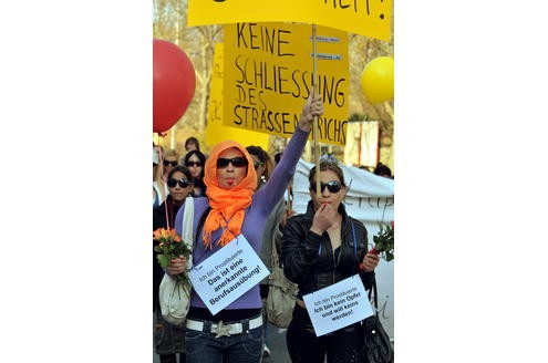 Eine kleine Anzahl der auf dem Dortmunder Straßenstrich arbeitenden Prostituierten, Mitarbeiterinnen der Beratungsstelle Kober und weitere Sympathisanten, demonstrierten am 24. 03.2011 mit einem Protestmarsch von der Ravensberger Straße in der Dortmunder Nordstadt bis vor das Rathaus am Friedensplatz gegen die geplante Schließung des Straßenstrichs.