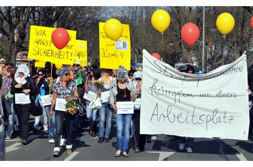 Eine kleine Anzahl der auf dem Dortmunder Straßenstrich arbeitenden Prostituierten, Mitarbeiterinnen der Beratungsstelle Kober und weitere Sympathisanten, demonstrierten am 24. 03.2011 mit einem Protestmarsch von der Ravensberger Straße in der Dortmunder Nordstadt bis vor das Rathaus am Friedensplatz gegen die geplante Schließung des Straßenstrichs.