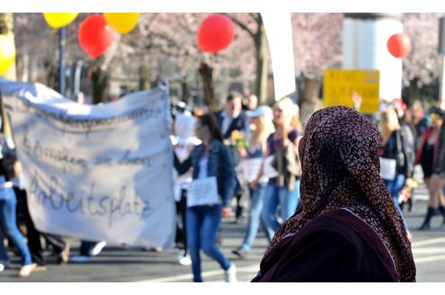 Eine kleine Anzahl der auf dem Dortmunder Straßenstrich arbeitenden Prostituierten, Mitarbeiterinnen der Beratungsstelle Kober und weitere Sympathisanten, demonstrierten am 24. 03.2011 mit einem Protestmarsch von der Ravensberger Straße in der Dortmunder Nordstadt bis vor das Rathaus am Friedensplatz gegen die geplante Schließung des Straßenstrichs.