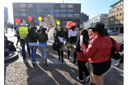 Eine kleine Anzahl der auf dem Dortmunder Straßenstrich arbeitenden Prostituierten, Mitarbeiterinnen der Beratungsstelle Kober und weitere Sympathisanten, demonstrierten am 24. 03.2011 mit einem Protestmarsch von der Ravensberger Straße in der Dortmunder Nordstadt bis vor das Rathaus am Friedensplatz gegen die geplante Schließung des Straßenstrichs.