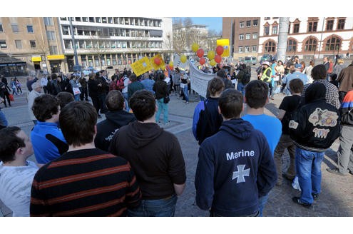 Eine kleine Anzahl der auf dem Dortmunder Straßenstrich arbeitenden Prostituierten, Mitarbeiterinnen der Beratungsstelle Kober und weitere Sympathisanten, demonstrierten am 24. 03.2011 mit einem Protestmarsch von der Ravensberger Straße in der Dortmunder Nordstadt bis vor das Rathaus am Friedensplatz gegen die geplante Schließung des Straßenstrichs.