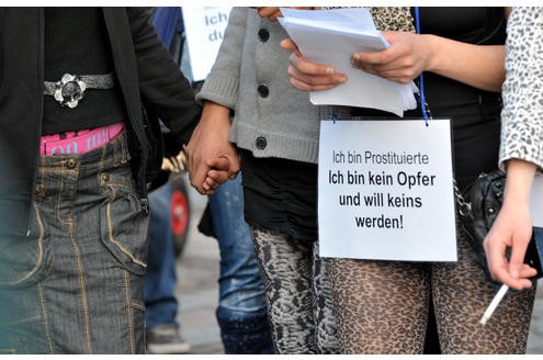 Eine kleine Anzahl der auf dem Dortmunder Straßenstrich arbeitenden Prostituierten, Mitarbeiterinnen der Beratungsstelle Kober und weitere Sympathisanten, demonstrierten am 24. 03.2011 mit einem Protestmarsch von der Ravensberger Straße in der Dortmunder Nordstadt bis vor das Rathaus am Friedensplatz gegen die geplante Schließung des Straßenstrichs.