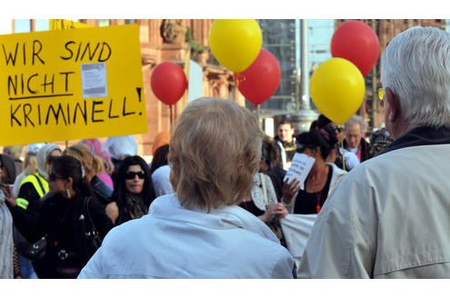 Eine kleine Anzahl der auf dem Dortmunder Straßenstrich arbeitenden Prostituierten, Mitarbeiterinnen der Beratungsstelle Kober und weitere Sympathisanten, demonstrierten am 24. 03.2011 mit einem Protestmarsch von der Ravensberger Straße in der Dortmunder Nordstadt bis vor das Rathaus am Friedensplatz gegen die geplante Schließung des Straßenstrichs.