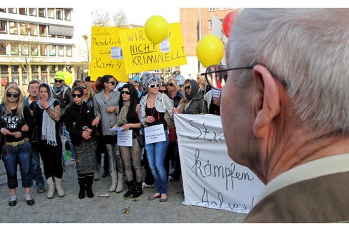 Eine kleine Anzahl der auf dem Dortmunder Straßenstrich arbeitenden Prostituierten, Mitarbeiterinnen der Beratungsstelle Kober und weitere Sympathisanten, demonstrierten am 24. 03.2011 mit einem Protestmarsch von der Ravensberger Straße in der Dortmunder Nordstadt bis vor das Rathaus am Friedensplatz gegen die geplante Schließung des Straßenstrichs.