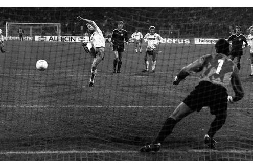 Der Bremer Michael Kutzop trifft per Elfmeter zum 1:0, Torwart Bodo Rudwaleit ist machtlos.