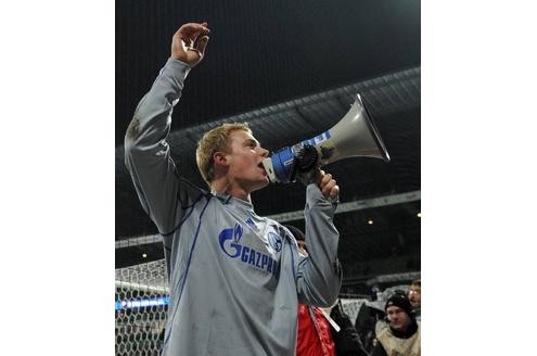 Manuel Neuer ist auf Grund seiner natürlichen Art der Schalker Fan-Liebling. Durch seine konstant starken Leistungen begehrt ihn aber auch die Konkurrenz.