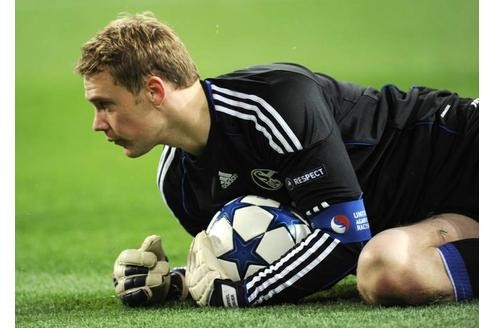 Manuel Neuer ist auf Grund seiner natürlichen Art der Schalker Fan-Liebling. Durch seine konstant starken Leistungen begehrt ihn aber auch die Konkurrenz.