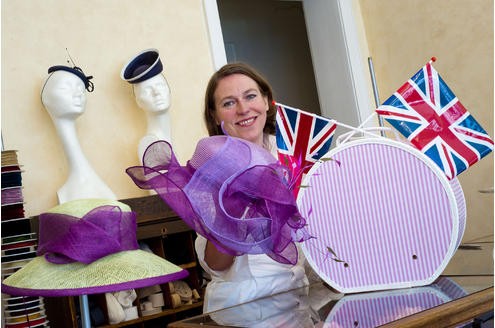 Die Hutmanufaktur von Ulrike Strelow steht im Zeichen der royalen Hochzeit in England. Foto: Dennis Strassmeier