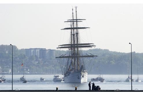 Sie war am 7. November vergangenen Jahres im brasilianischen Hafen von Salvador da Bahia im Rahmen der Segelvorausbildung aus 27 Meter Höhe auf Deck gestürzt.