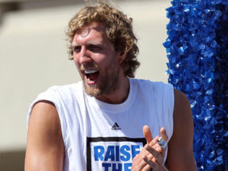 Mehr als 100.000 Menschen säumten am Donnerstag die Straßen der texanischen Millionen-Metropole, um die Helden der Dallas Mavericks um den deutschen Superstar nach dem Erfolg gegen Miami Heat zu huldigen.