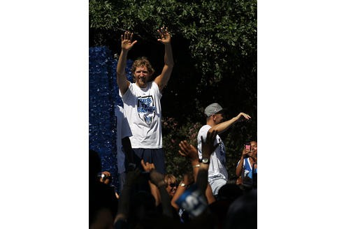 Mehr als 100.000 Menschen säumten am Donnerstag die Straßen der texanischen Millionen-Metropole, um die Helden der Dallas Mavericks um den deutschen Superstar nach dem Erfolg gegen Miami Heat zu huldigen.