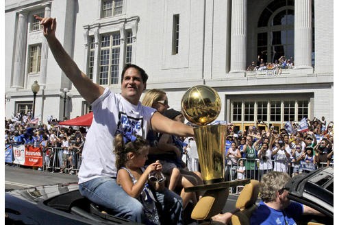 Mehr als 100.000 Menschen säumten am Donnerstag die Straßen der texanischen Millionen-Metropole, um die Helden der Dallas Mavericks um den deutschen Superstar nach dem Erfolg gegen Miami Heat zu huldigen.