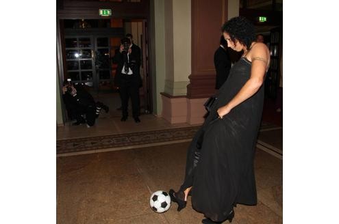 die auch im Kleid eine gute Figur am Ball macht.